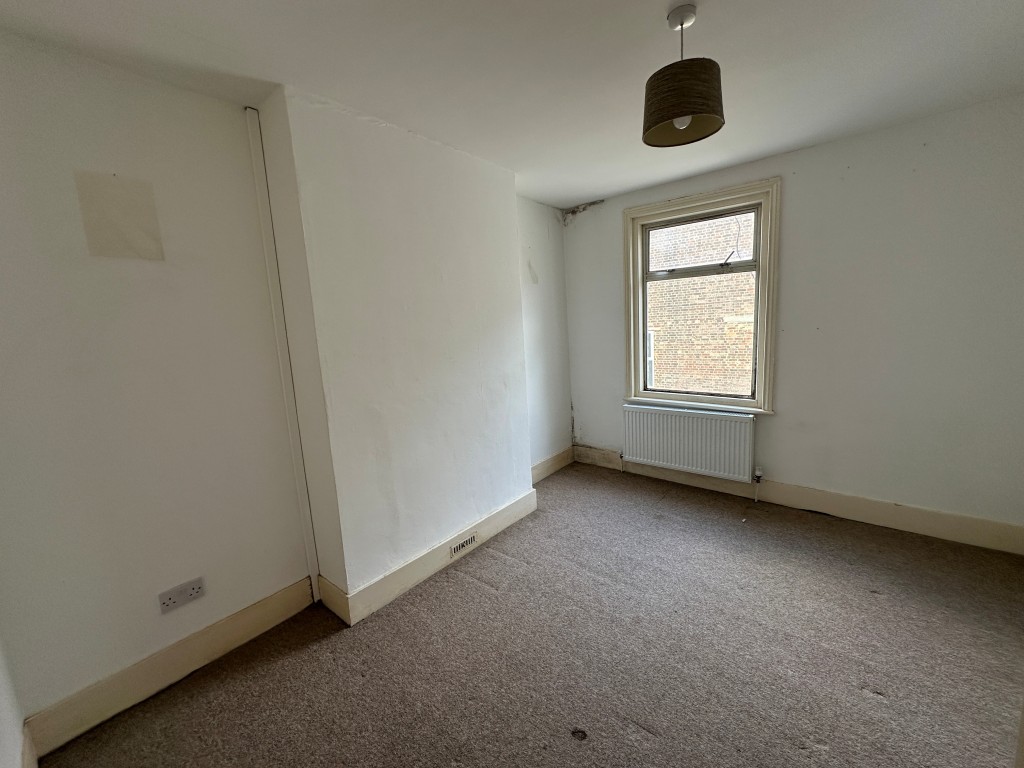 Lot: 114 - TWO-BEDROOM TERRACE HOUSE FOR IMPROVEMENT - Second Bedroom